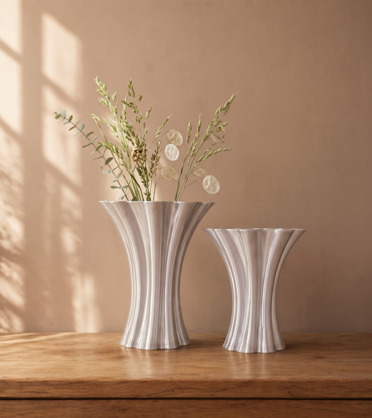 CALLA og CALLA Grand Dry Vases med botanisk styling